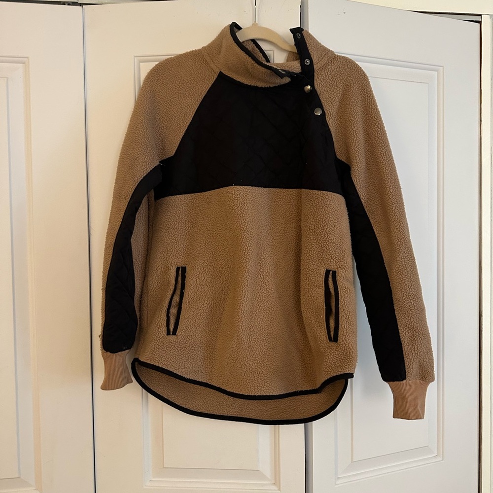 Abercrombie & Fitch Asymmetrical Snap Fleece - Black & Tan | Size Medium